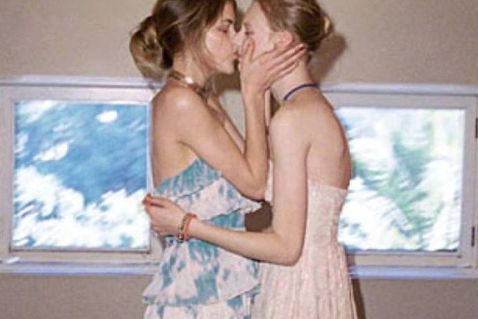 Beijo lésbico da Urban Outfitters irrita mães americanas
