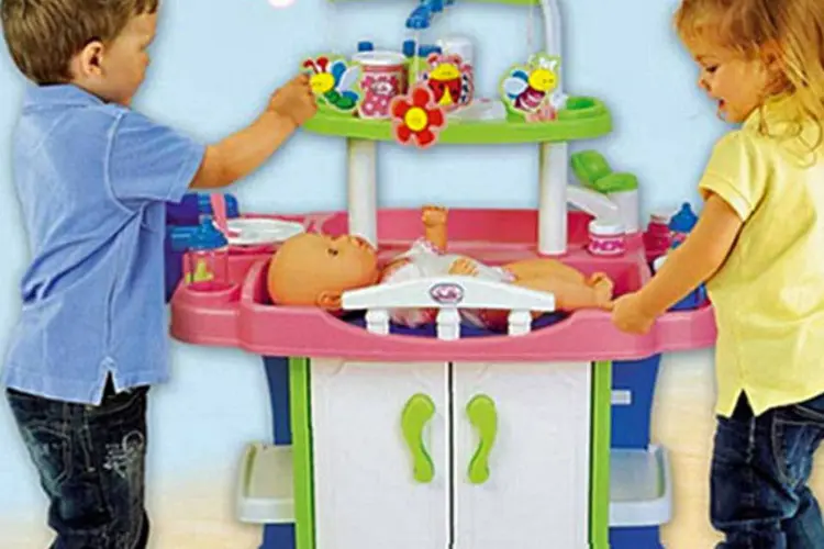 
	Cat&aacute;logo da Top Toy: meninos e meninas brincam de boneca
 (Divulgação/Top Toy)