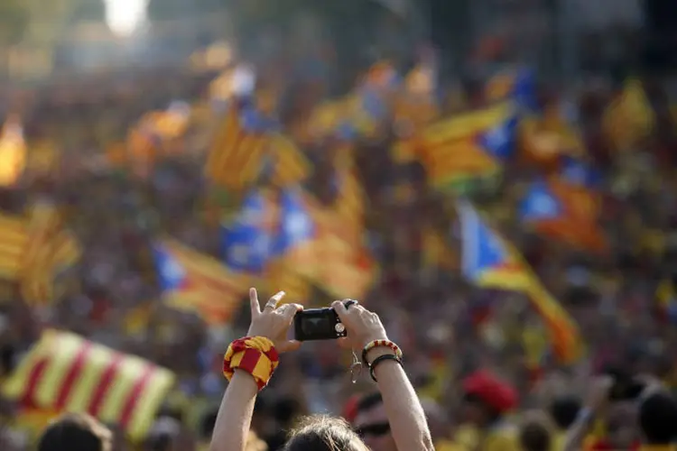 
	Mulher tira foto em protesto para marcar o Dia da Catalunha, em Barcelona
 (Albert Gea/Reuters)