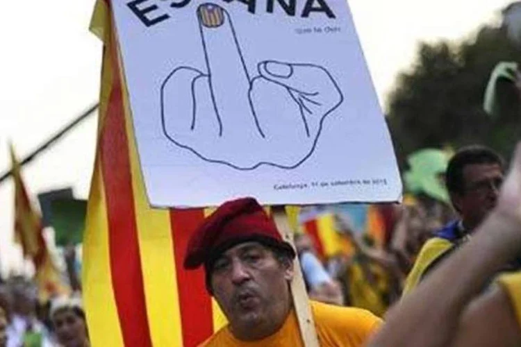 
	Protesto separatista na Catalunha: parlamento&nbsp;pediu que o governo utilize os instrumentos da Constitui&ccedil;&atilde;o para garantir o cumprimento da legalidade
 (David Ramos/Getty Images)