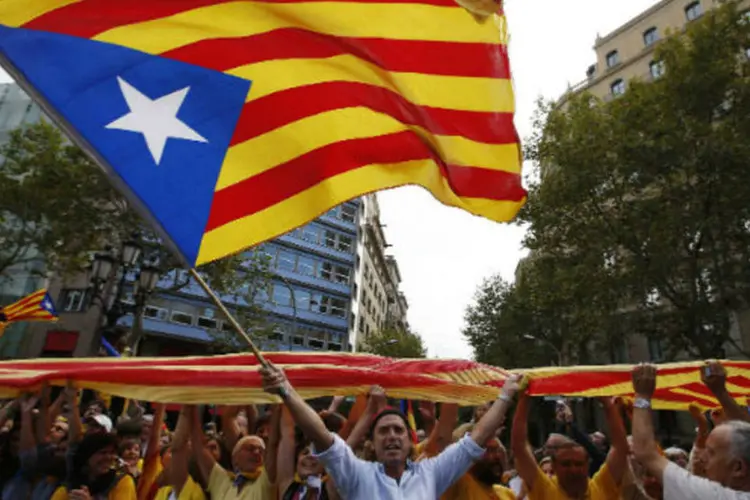 Manifestantes favoráveis à independência da Catalunha carregam bandeiras no centro de Barcelona, na Espanha (REUTERS/Albert Gea)