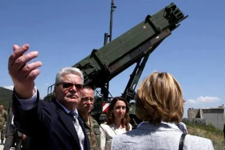 O presidente da Alemnaha, Joachim Gauck, observa baterias de mísseis Patriot em visita a base alemã em Kahramanmaras, Turquia (Iha/AFP)
