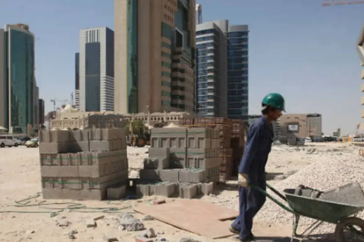 
	Em Doha, no Catar, oper&aacute;rio trabalha em obra da Copa do Mundo de 2022
 (Sean Gallup/Getty Images)