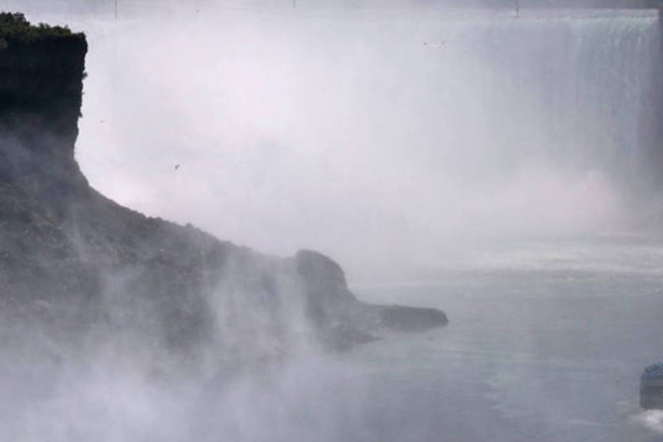 Nova onda de frio atrai turistas para cataratas do Niágara