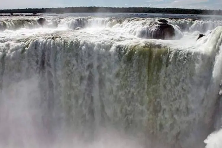 As cataratas do Iguaçu é uma das sete maravilhas do mundo (Wikimedia Commons)
