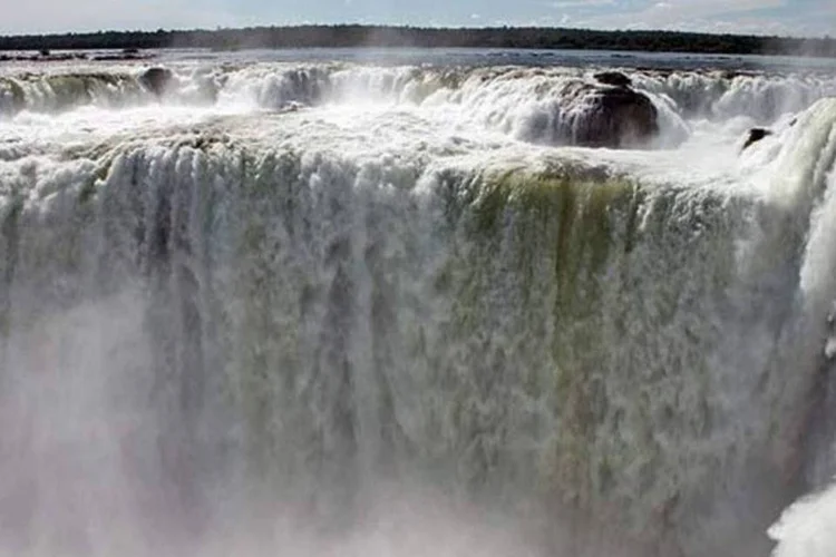 
	Cataratas do Igua&ccedil;u: as Cataratas do Igua&ccedil;u, declaradas no ano passado uma das Sete Maravilhas Naturais do Mundo, t&ecirc;m 2.700 metros de altura e 275 cascatas.
 (Wikimedia Commons)