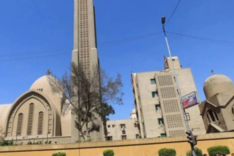 
	Crist&atilde;o eg&iacute;pcios diante da catedral copta de S&atilde;o Marcos no Cairo: duas crian&ccedil;as crist&atilde;s foram presas por rasgarem um Cor&atilde;o e urinarem sobre o livro sagrado
 (Khaled Desouki/AFP)
