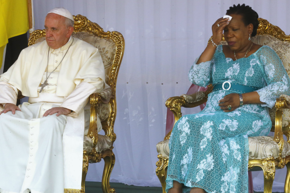 Líder africana pede perdão diante de papa por violência