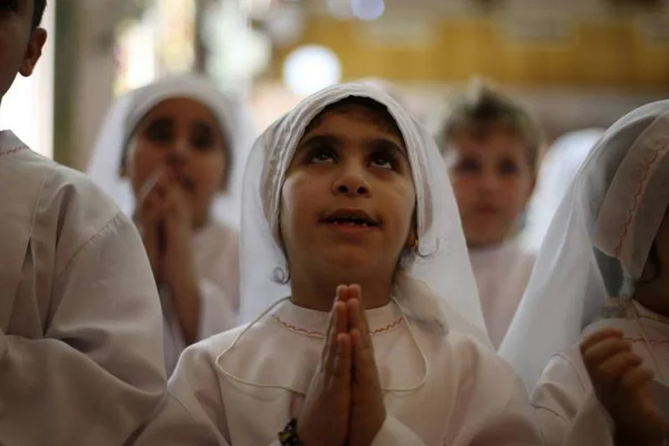 Católicos do Iraque rezam em uma missa dirigida pelo Cardeal Louis Raphael I Sako, Patriarca de Babilônia dos Caldeus, em Amã (Muhammad Hamed/Reuters)