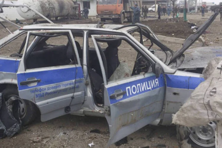 
	Carro da pol&iacute;cia ap&oacute;s explos&atilde;o de um homem-bomba no C&aacute;ucaso do Norte: suicida detonou explosivos dentro de seu carro depois que a pol&iacute;cia o parou perto da cidade de Khasavyurt
 (Abdula Magomedov/NewsTeam/Handout/Reuters)