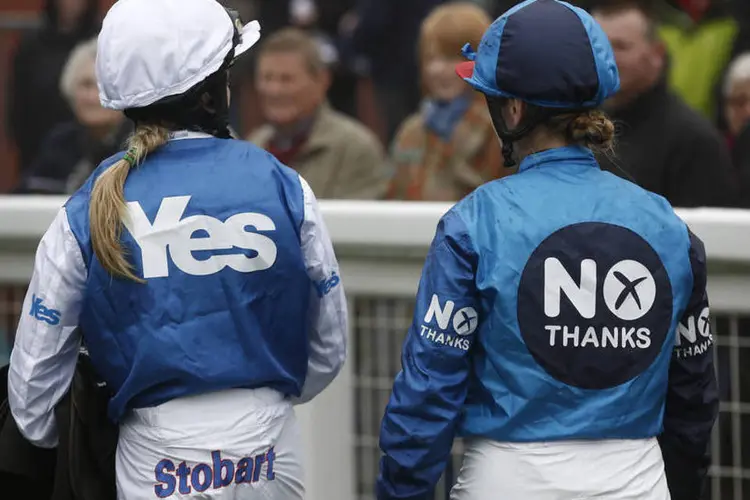 Cavaleiras Carol Bartley (dir.) e Rachel Grant (esq.) antes de corrida em Edinburgo, na Escócia (Simon Dawson/Bloomberg)