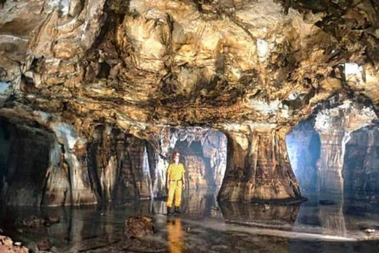 
	Com 160 fotos de mais de 50 cavernas de v&aacute;rios estados brasileiros, Gambarini selecionou o material - entre mais de 4 mil imagens - de forma a mostrar um pouco de tudo em seu livro
 (Reprodução/Adriano Gambarini)