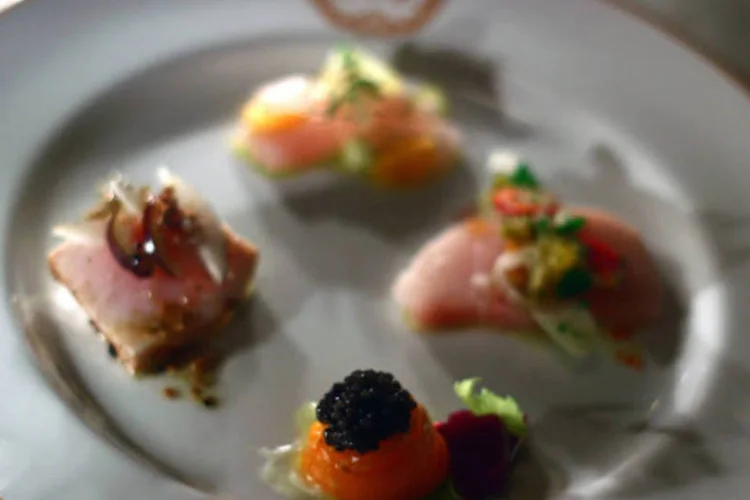 
	Prato com caviar: servi&ccedil;o de bordo do avi&atilde;o da FAB pode oferecer canap&eacute;s da iguaria ao ministro Guido Mantega e comitiva. Mas consumo depende de pedidos do governo
 (Philip Lewis/Bloomberg)