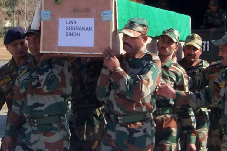 
	Indianos carregam o caix&atilde;o de um dos soldados mortos na Caxemirai: &quot;foi um ato covarde eles terem levado a cabe&ccedil;a&quot;, declarou porta-voz do ex&eacute;rcito indiano (AFP)