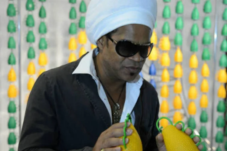 
	Carlinhos Brown segura caxirolas: o instrumento, inspirado no caxixi, foi criado como parte de um plano de promo&ccedil;&atilde;o elaborado pelo governo federal.
 (Fabio Rodrigues Pozzebom/ABr)