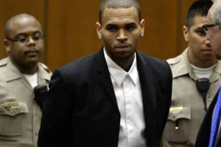 Chris Brown (C) em um tribunal de Los Angeles em 16 de agosto (©afp.com / Kevork Djansenzian)