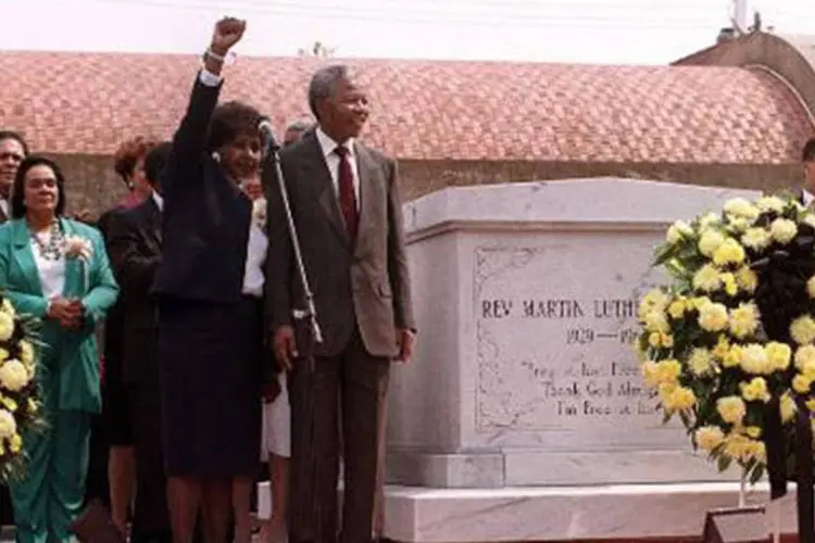 Nelson Mandela e sua então esposa, Winnie, visitam túmulo de Martin Luther King em Atlanta, 27 de junho de 1990 (Luke Frazza/AFP)