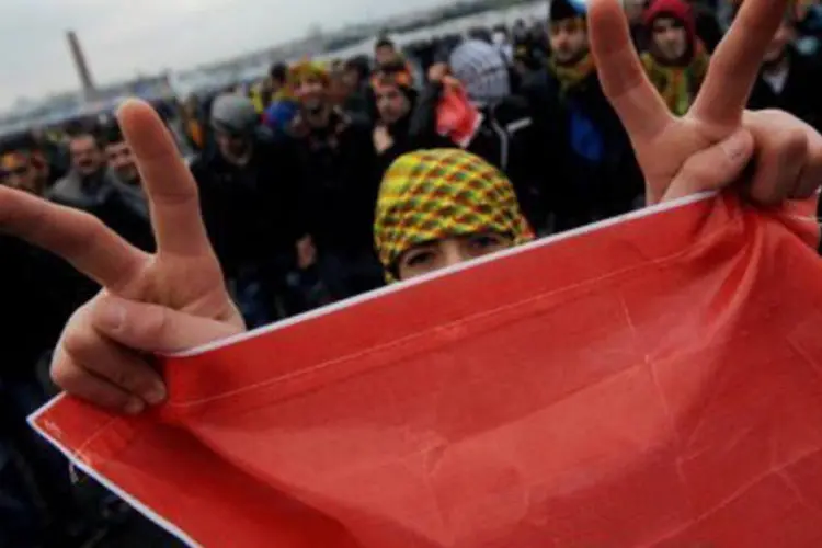 
	Bandeira do PKK: for&ccedil;as de seguran&ccedil;a est&atilde;o eliminando as barricadas e funda&ccedil;&otilde;es que tinham constru&iacute;do os rebeldes do PKK nas ruas
 (Ozan Kose/AFP)