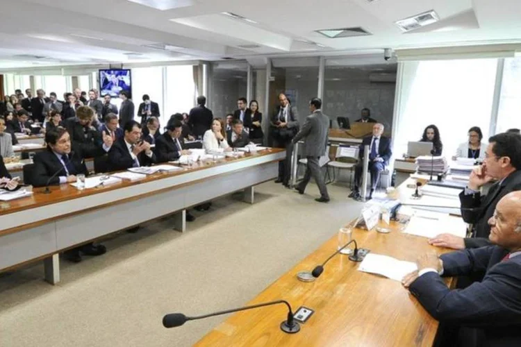 Senadores durante reunião da Comissão de Constituição e Justiça (Geraldo Magela/Agência Senado)