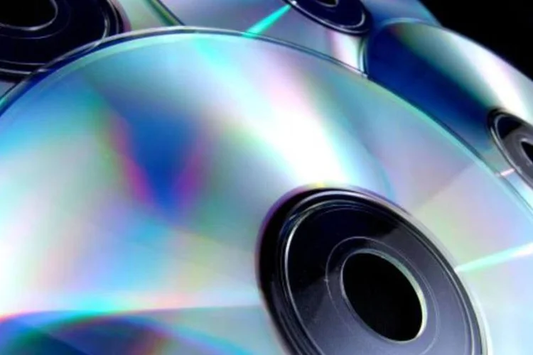 CDs: as fabricantes de veículos ainda insistem em colocar um reprodutor de CD no painel da maioria dos carros (Stock Exchange)