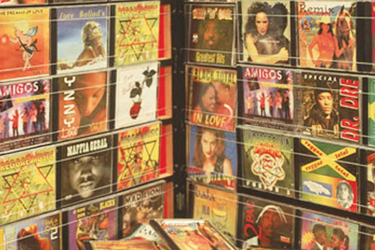 Entre os produtos mais apreendidos estão CDs, DVDs, tênis e bolsas falsificadas (VEJA)