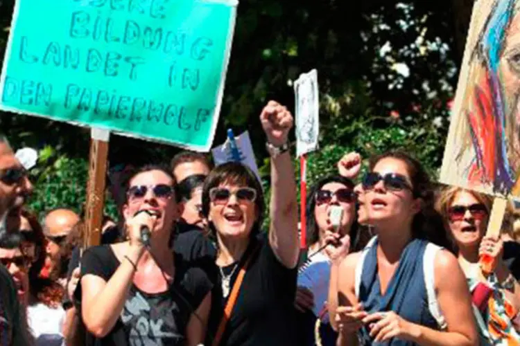
	Professores protestam em Tessal&ocirc;nica no dia 18 de setembro durante greve de 48 horas: os professores de ensino m&eacute;dio seguem com a greve
 (SAKIS MITROLIDIS/AFP)