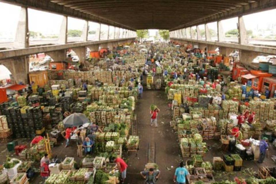 Comerciantes da Ceagesp avaliam prejuízos após enchente