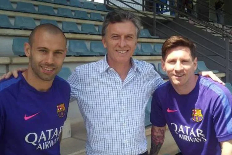 Macri e Messi: presidente argentino teria telefonado ao jogador depois que Maradona entrou na campanha para Messi não sair da seleção (Reprodução/Twitter)