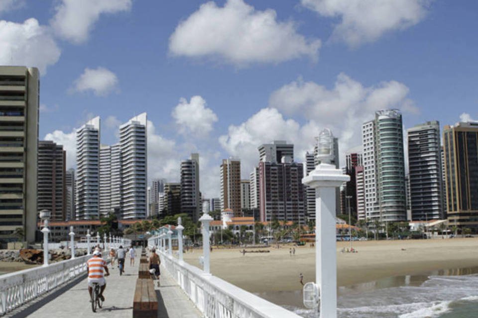 Protesto da Copa reúne manifestantes em praia de Fortaleza