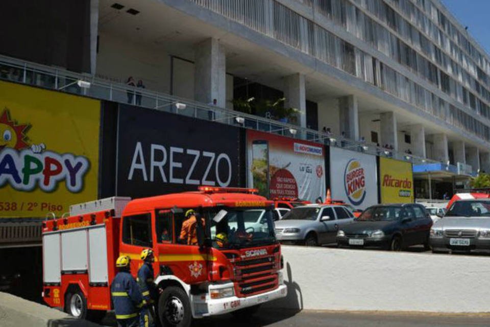 Explosão fere dois em subsolo de shopping em Brasília