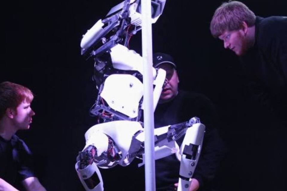 Preparativos para CeBIT 2012 incluem robô que faz pole dance