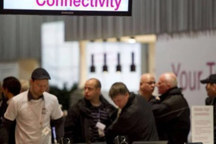 Visitantes no Salão Cebit de Hanover, que tem o Brasil como convidado de honra neste ano: é a primeira vez que um país da América Latina é convidado oficial neste salão (Odd Andersen/AFP)