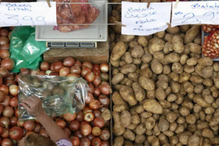 Preços: consumidora compra cebola e batata em feira de São Paulo (REUTERS/Paulo Whitaker)