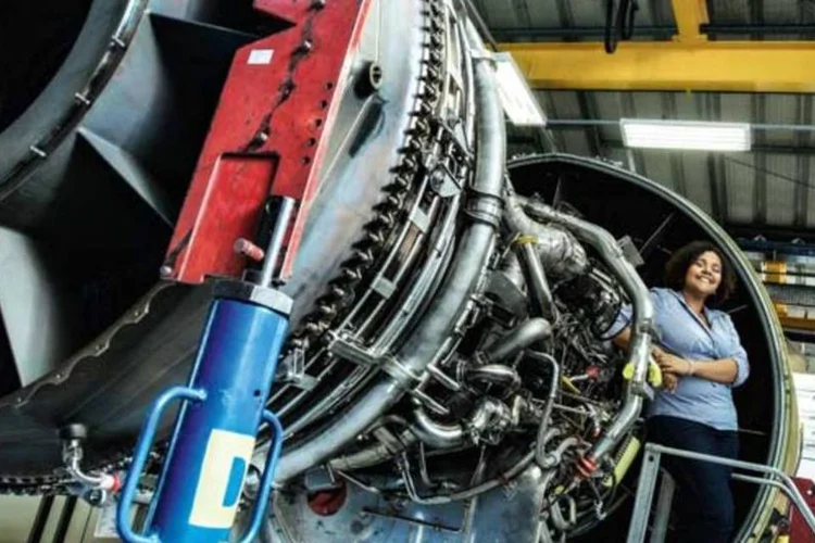 Cecília Freitas, é engenheira metalúrgica e mudou do setor siderúrgico para o aeronáutico há nove meses, quando foi contratada pela GE Celma, de manutenção de turbinas de aviões: "Aqui os processos são mais complexos do que fazer vergalhão. Eu não fazia a menor ideia de como reparava turbina." (Ernani DAlmeida/EXAME.com)