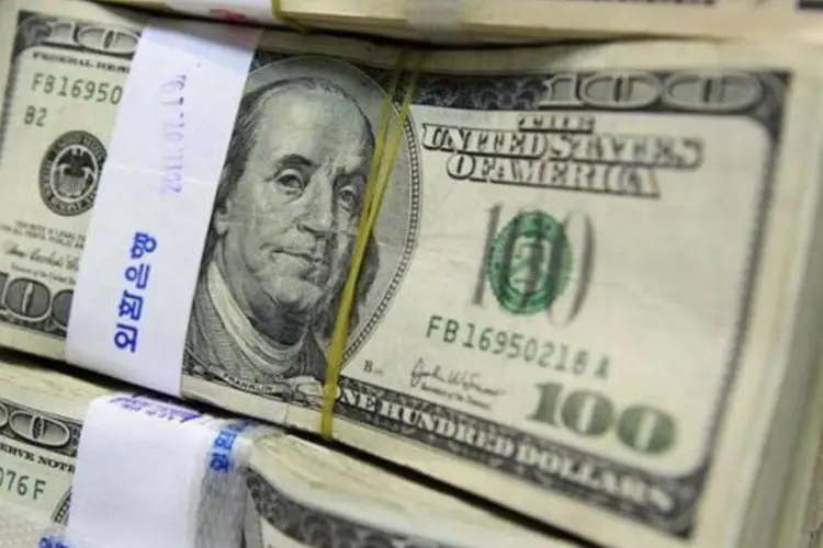 Imagem de notas de 100 dólares norte-americanos na sede do Korea Exchange Bank, em Seul (Jo Yong hak/Reuters)