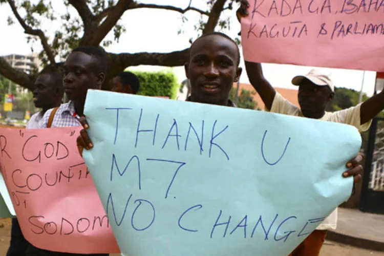 
	Apoiadores da lei antigay celebram a promulga&ccedil;&atilde;o pelo presidente Yoweri Museveni em Kampala, Uganda
 (Edward Echwalu/Reuters)