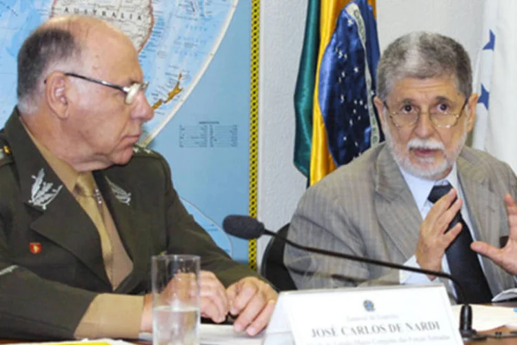 Ministro Celso Amorim (D):  “essa preocupação com a base industrial é muito forte no atual governo” (Márcia Kalume/ Agência Senado)