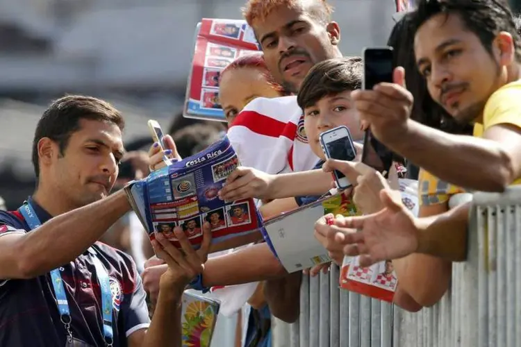 Celso Borges, da Costa Rica, distribui autógrafos após um treino em Santos (Paulo Whitaker/Reuters)