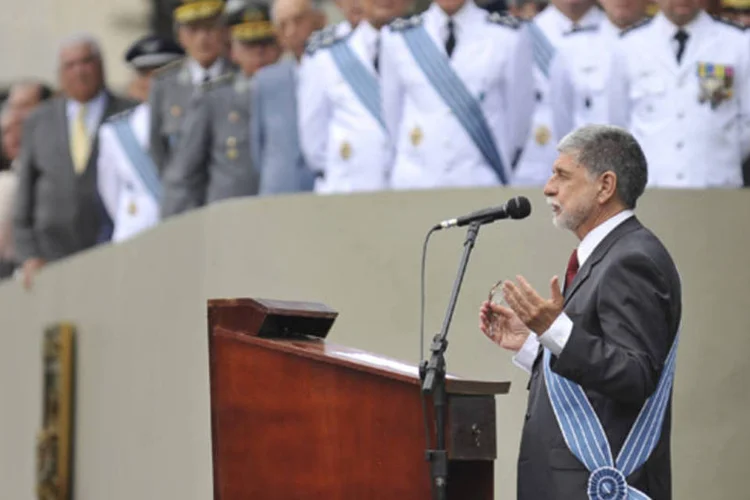 
	Celso Amorim discursa em celebra&ccedil;&atilde;o do Dia do Aviador: o Dia do Aviador comemora o primeiro v&ocirc;o do 14 Bis do brasileiro Santos Dumont, em 23 de outubro de 1906
 (Antonio Cruz/ABr)