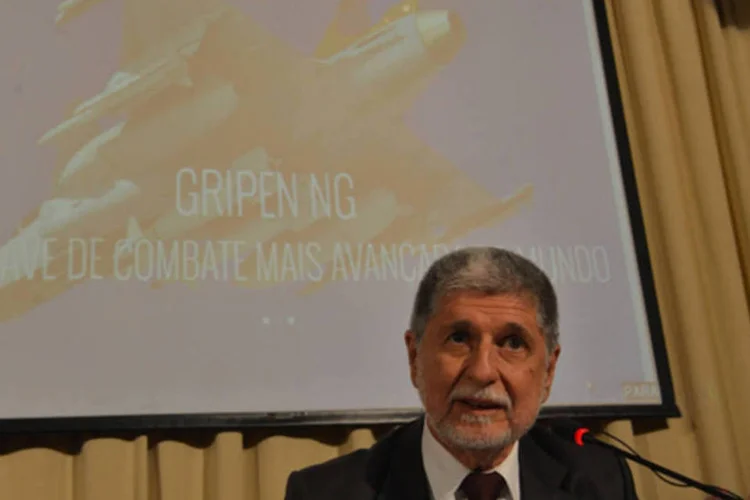 Celso Amorim anuncia que governo brasileiro escolheu comprar o caça Gripen NG, da empresa sueca Saab, para renovar a frota da FAB (Valter Campanato/Agência Brasil)