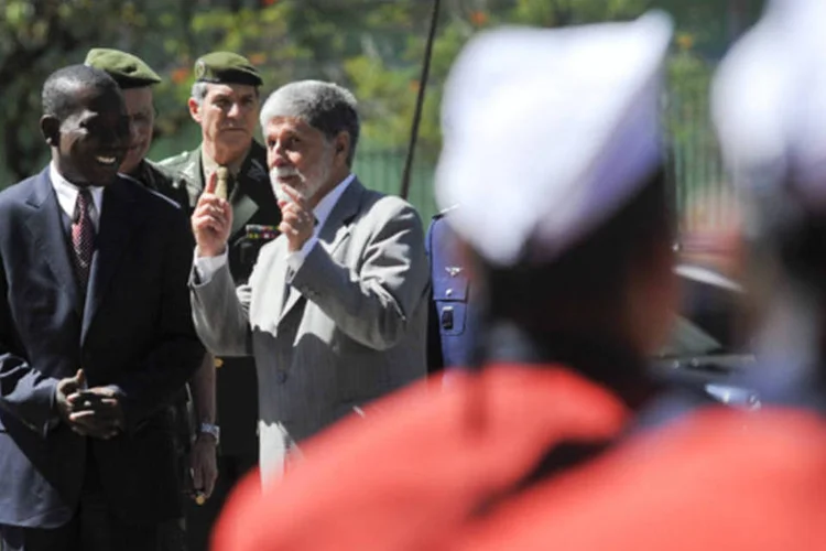 Celso Amorim com ministro haitiano Jean Rodolphe Joazile: Amorim defendeu a formação de uma força militar no Haiti capaz de assumir as funções da força de paz (Marcello Casal Jr./ABr)