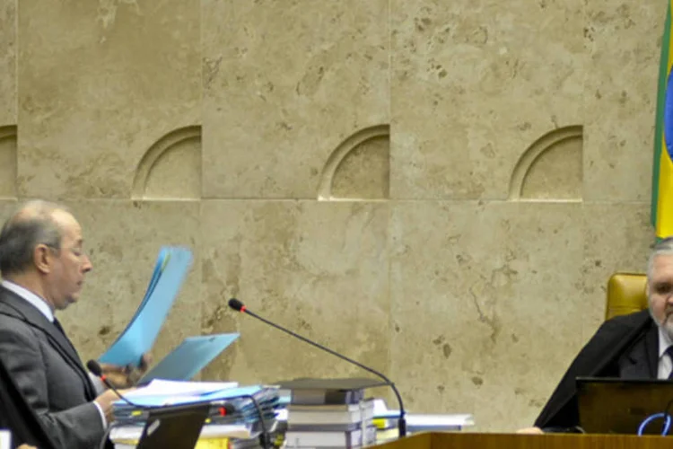 
	O ministro Celso de Mello l&ecirc; voto: para o ministro, &ldquo;os fatos expostos na den&uacute;ncia e devidamente comprovados nos autos evidenciam o esquema criminoso&quot;
 (José Cruz/ABr)