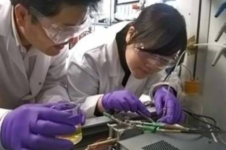 Os pesquisadores testam o protótipo que converte energia química em eletricidade sem necessitar de combustão. (.)