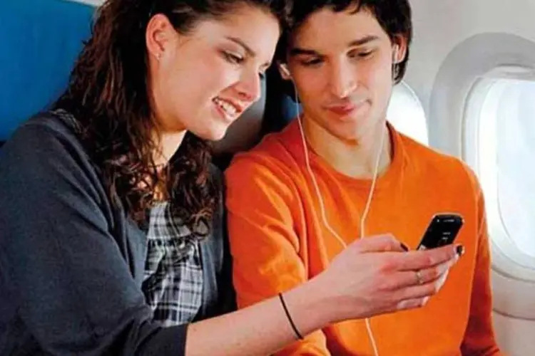 De acordo com a operadora, esta ação vem ao encontro do aumento exponencial da necessidade de uso de smartphones e tablets em aeroportos e aviões (OnAir / Divulgação)