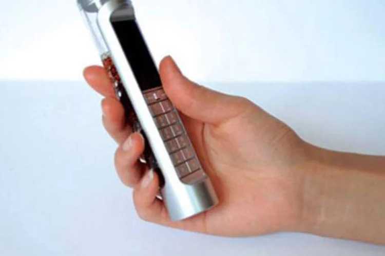 Celular "se alimenta" de carboidratos (açúcar) e utiliza as enzimas como catalisador para gerar eletricidade. (Divulgação)