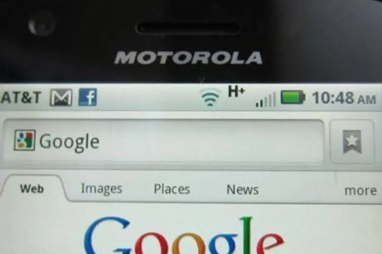 
	Celular da Motorola mostrando p&aacute;gina de busca do Google: buscador comprou a companhia por US$ 12,5 bilh&otilde;es para impulsionar sua carteira de patentes
 (Brendan McDermid/Reuters)