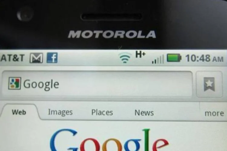 Celular da Motorola mostrando página de busca do Google (Brendan McDermid/Reuters)