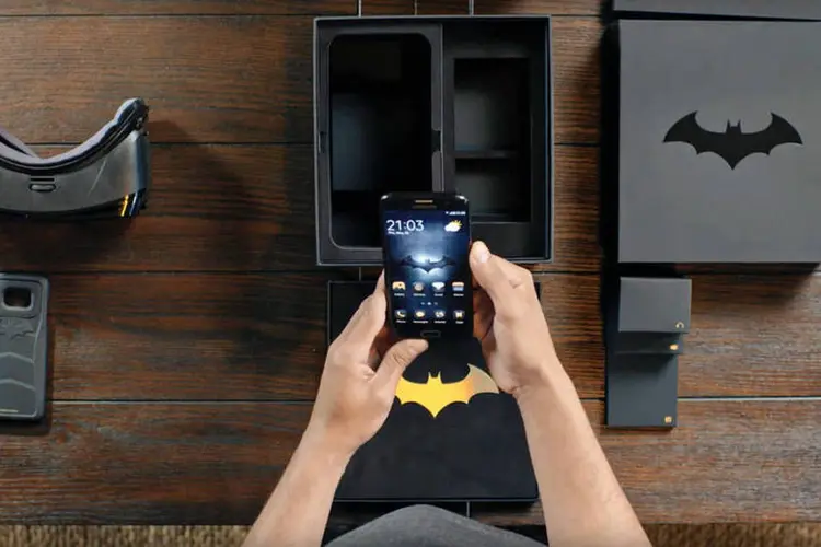 
	Celular do Batman: a Samsung anunciou que o smartphone estar&aacute; dispon&iacute;vel a partir de junho na China
 (Reprodução/ Youtube)