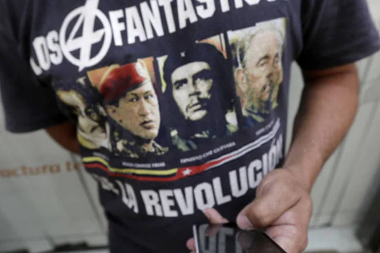 
	Homem usa o seu celular nas ruas de Havana, em Cuba: ZunZuneo lan&ccedil;ada pela Usaid em Cuba em 2010
 (Enrique de la Osa/Reuters)