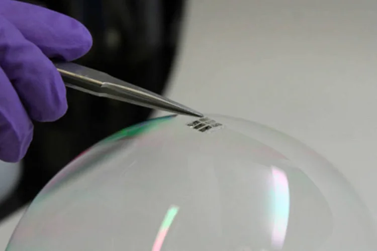 
	MIT: c&eacute;lulas solares poder&atilde;o ser usadas em gadgets e at&eacute; mesmo em vestimentas, sem gerar peso extra significativo.
 (Joel Jean and Anna Osherov/MIT)